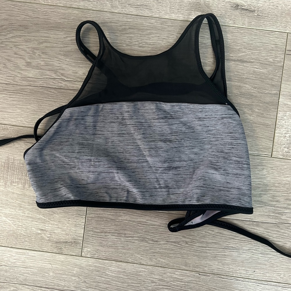 Lululemon Reversible Water Sport Sportsbra. Tie back and mesh details. Size S